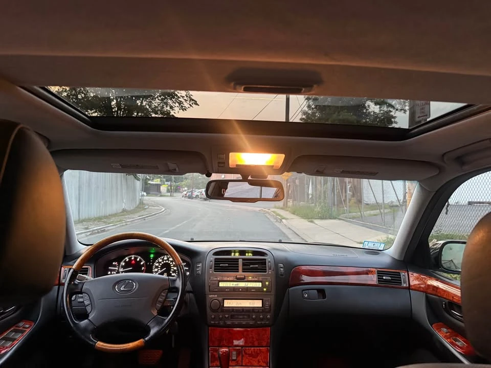 2005 Lexus LS 3rd Gen - Image 15 of 20