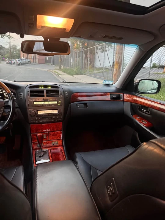 2005 Lexus LS 3rd Gen - Image 14 of 20