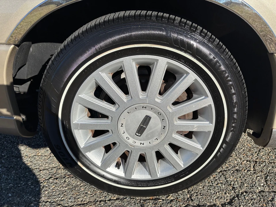 2005 Lincoln Town Car - Image 17 of 27