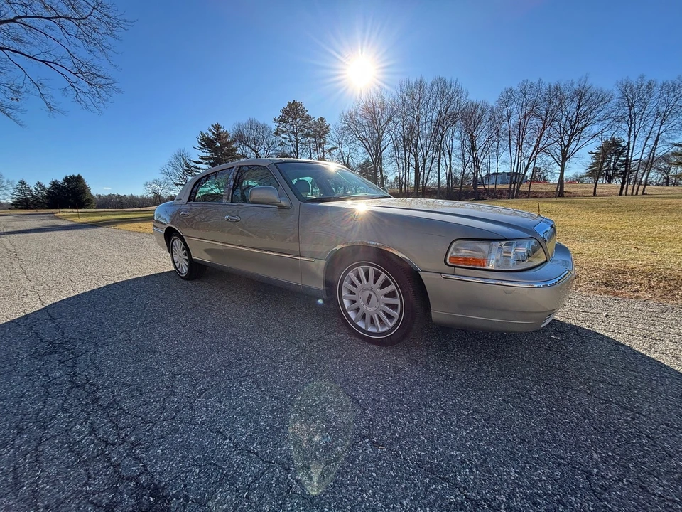 2005 Lincoln Town Car - Image 23 of 27