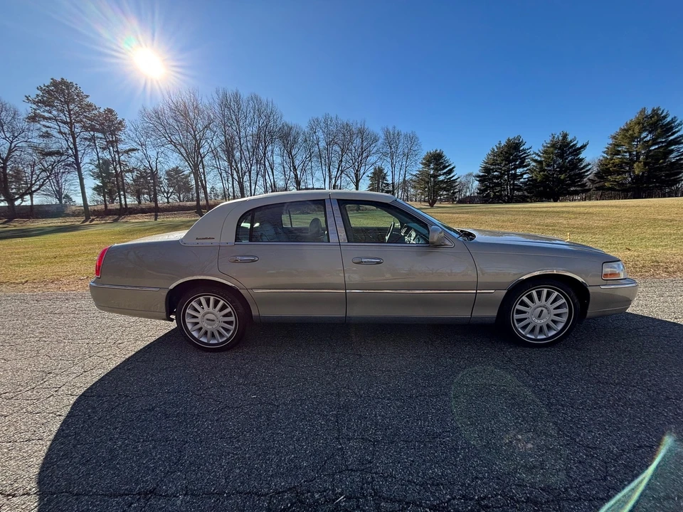2005 Lincoln Town Car - Image 5 of 27