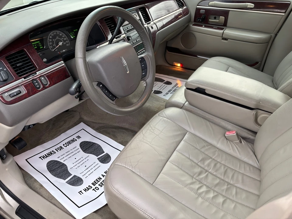 2005 Lincoln Town Car - Image 9 of 27