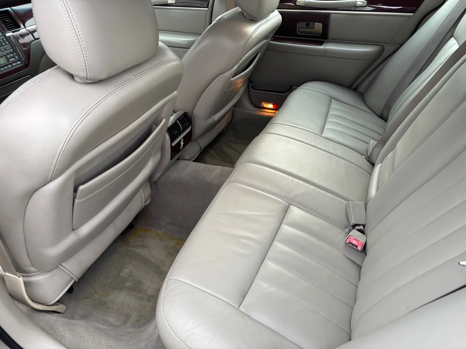 2005 Lincoln Town Car - Image 21 of 27