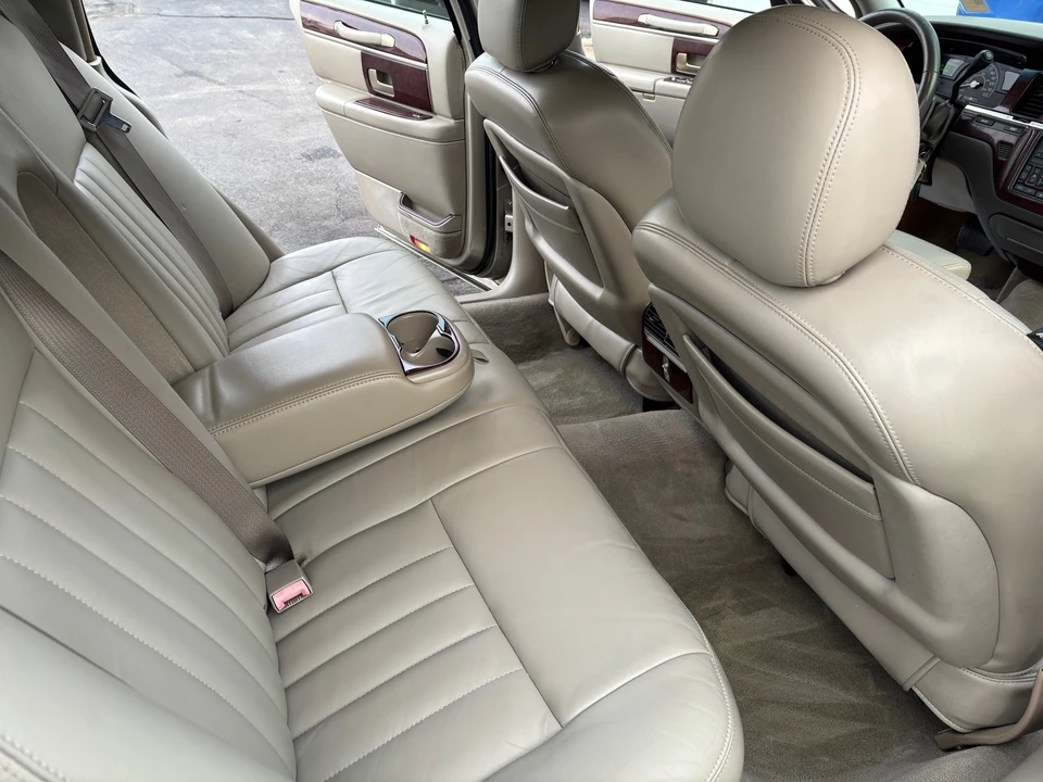 2005 Lincoln Town Car - Image 15 of 27
