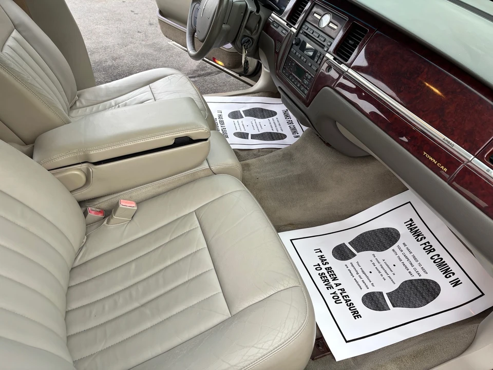 2005 Lincoln Town Car - Image 12 of 27