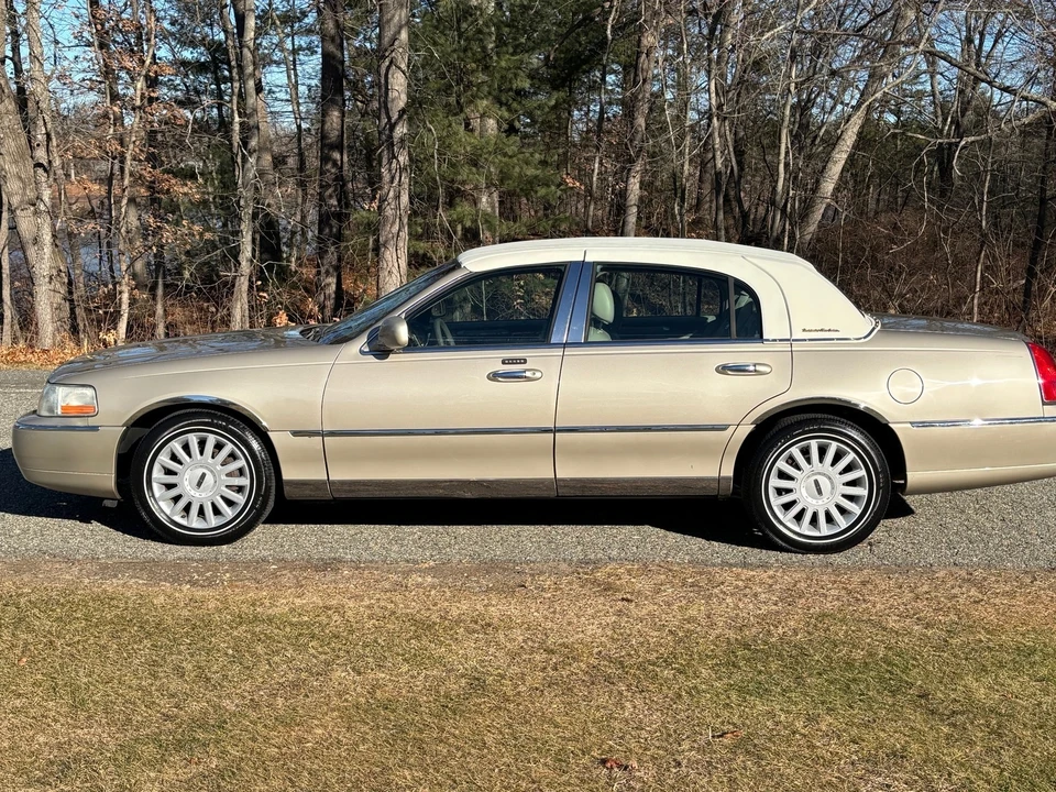 2005 Lincoln Town Car - Image 6 of 27