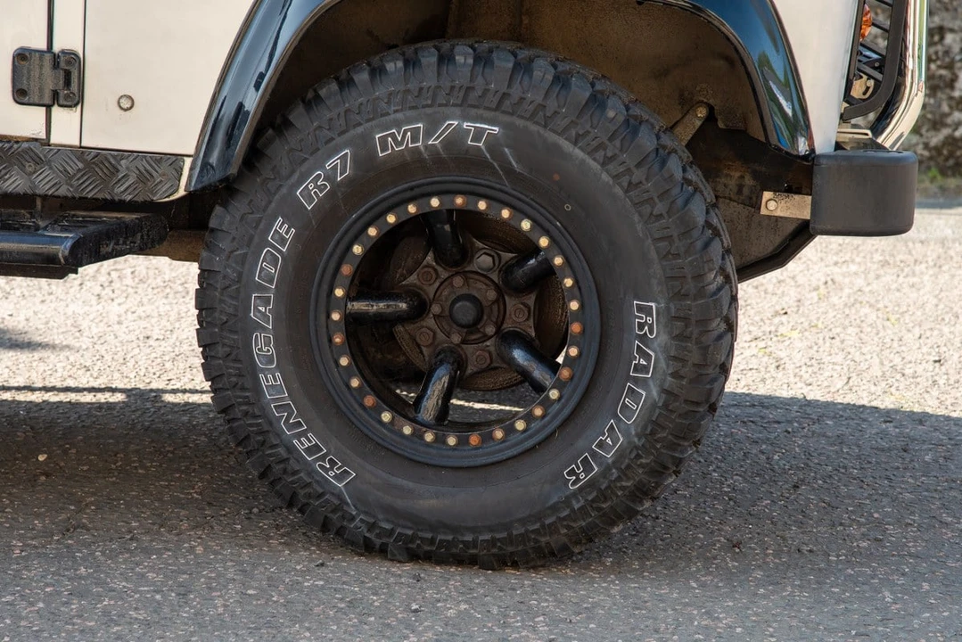 2005 Land Rover Defender 110 - Image 14 of 30