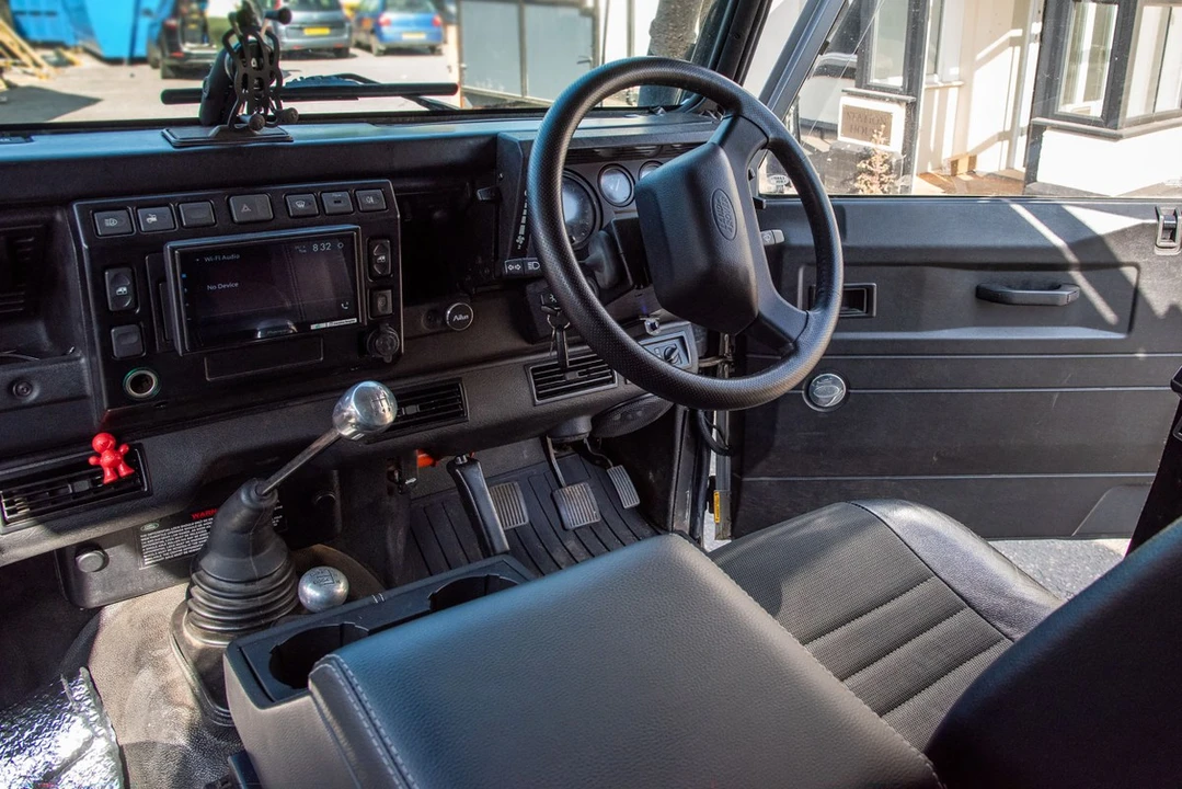 2005 Land Rover Defender 110 - Image 19 of 30