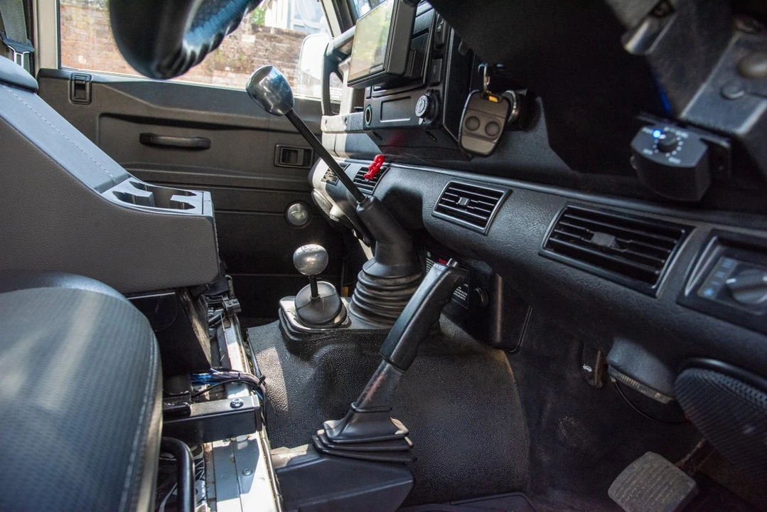 2005 Land Rover Defender 110 - Image 21 of 30