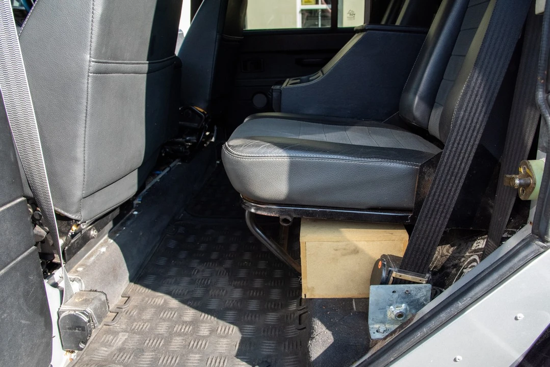 2005 Land Rover Defender 110 - Image 23 of 30