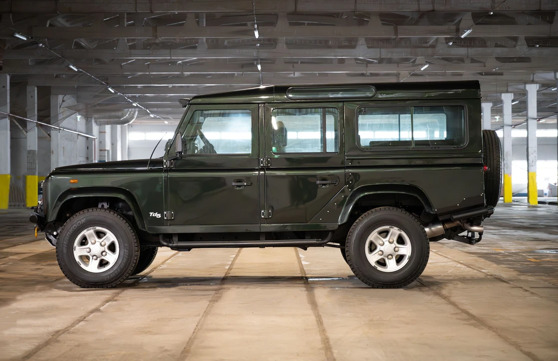 2004 Land Rover Defender 110 - Image 5 of 31
