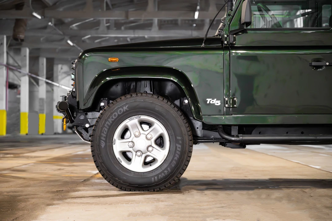 2004 Land Rover Defender 110 - Image 24 of 31