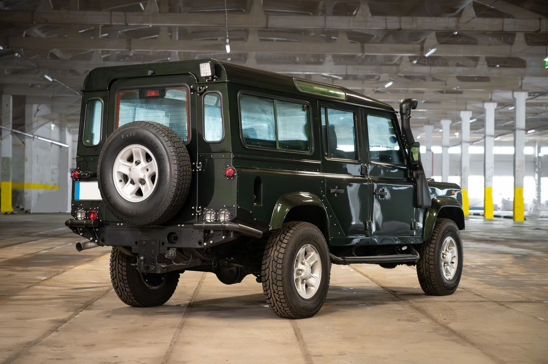 2004 Land Rover Defender 110 - Image 8 of 31