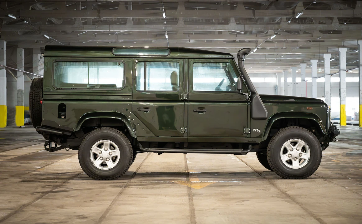 2004 Land Rover Defender 110 - Image 9 of 31