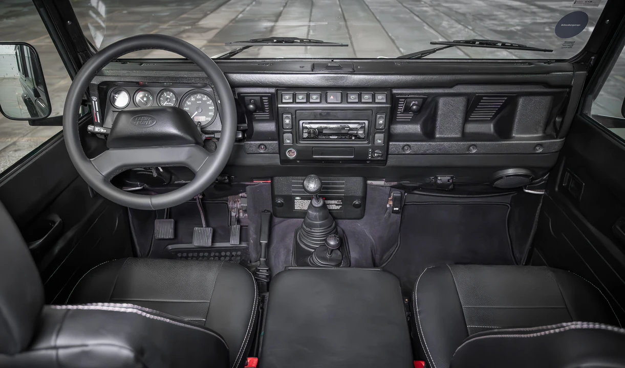 2004 Land Rover Defender 110 - Image 28 of 31