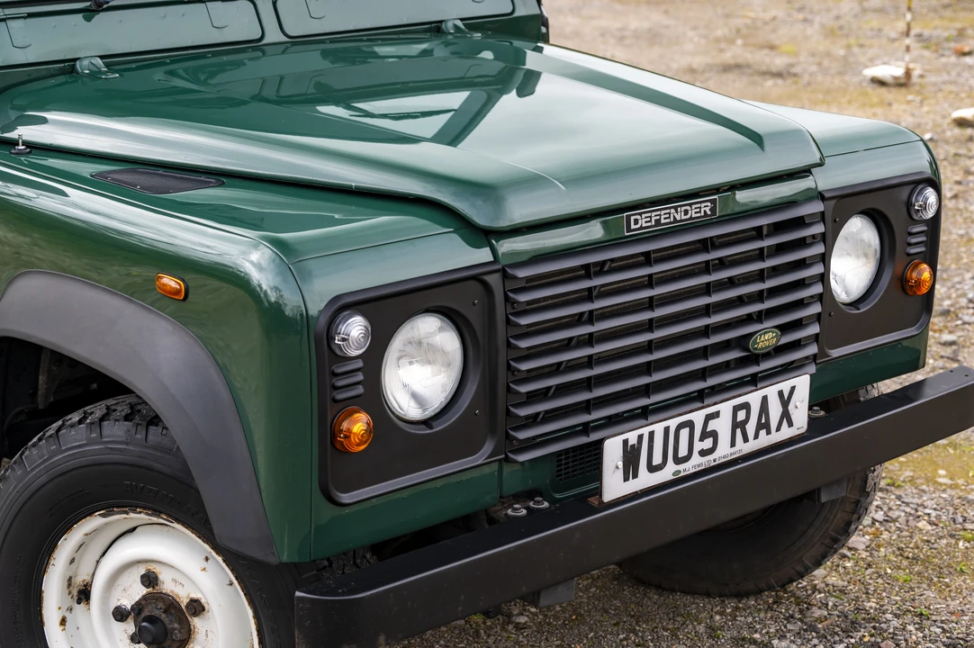2005 Land Rover Defender 110 - Image 14 of 31