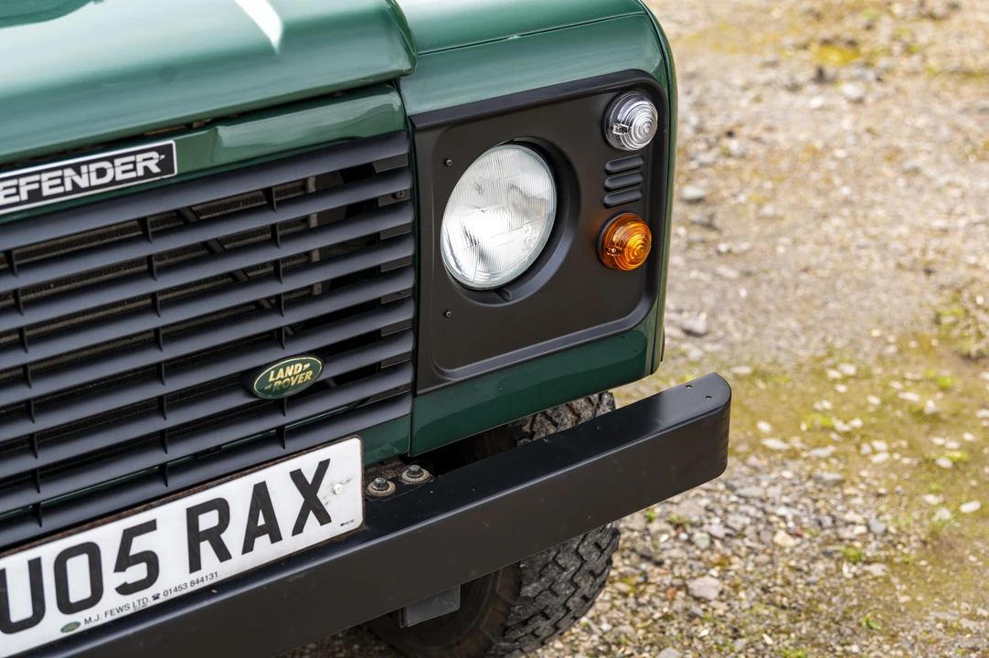 2005 Land Rover Defender 110 - Image 17 of 31