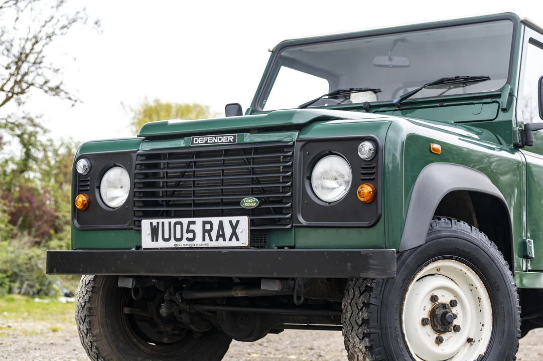 2005 Land Rover Defender 110 - Image 28 of 31