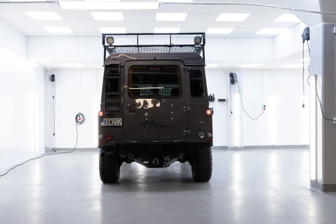2005 Land Rover Defender 110 - Image 7 of 31