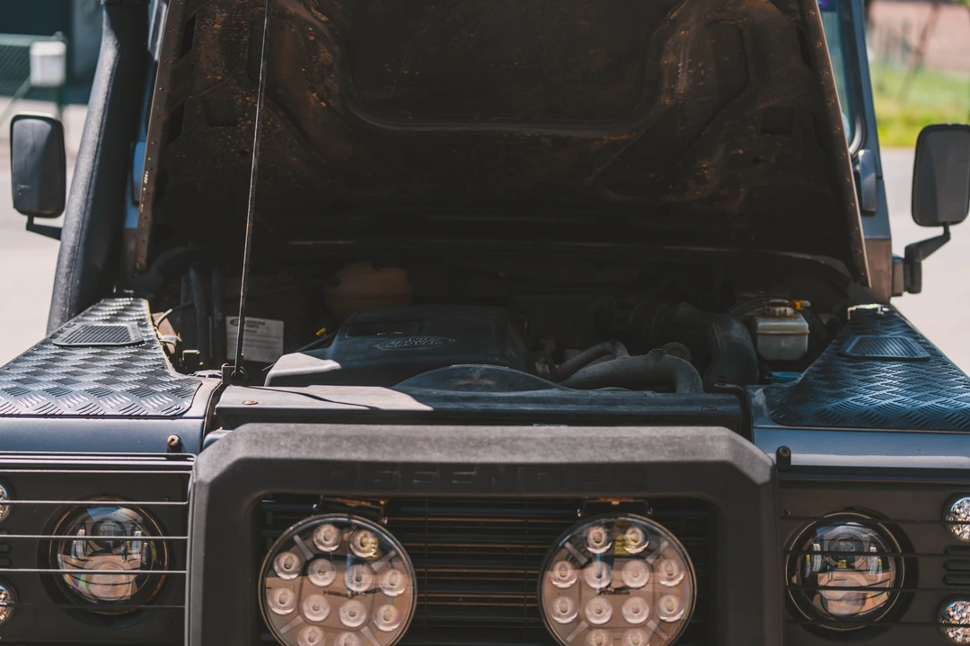 2005 Land Rover Defender 110 - Image 14 of 31