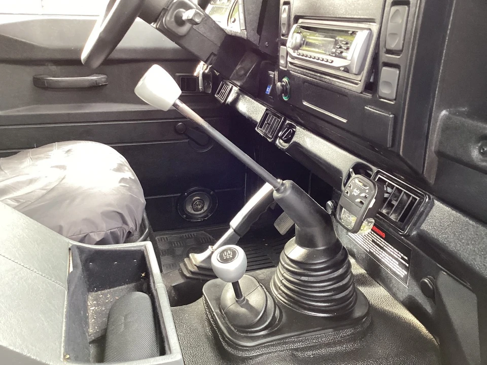 2005 Land Rover Defender 90 - Image 16 of 30