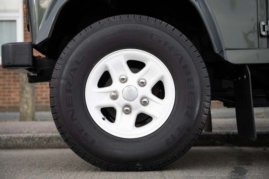 2005 Land Rover Defender 90 - Image 12 of 30