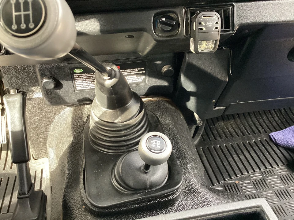 2005 Land Rover Defender 90 - Image 29 of 30