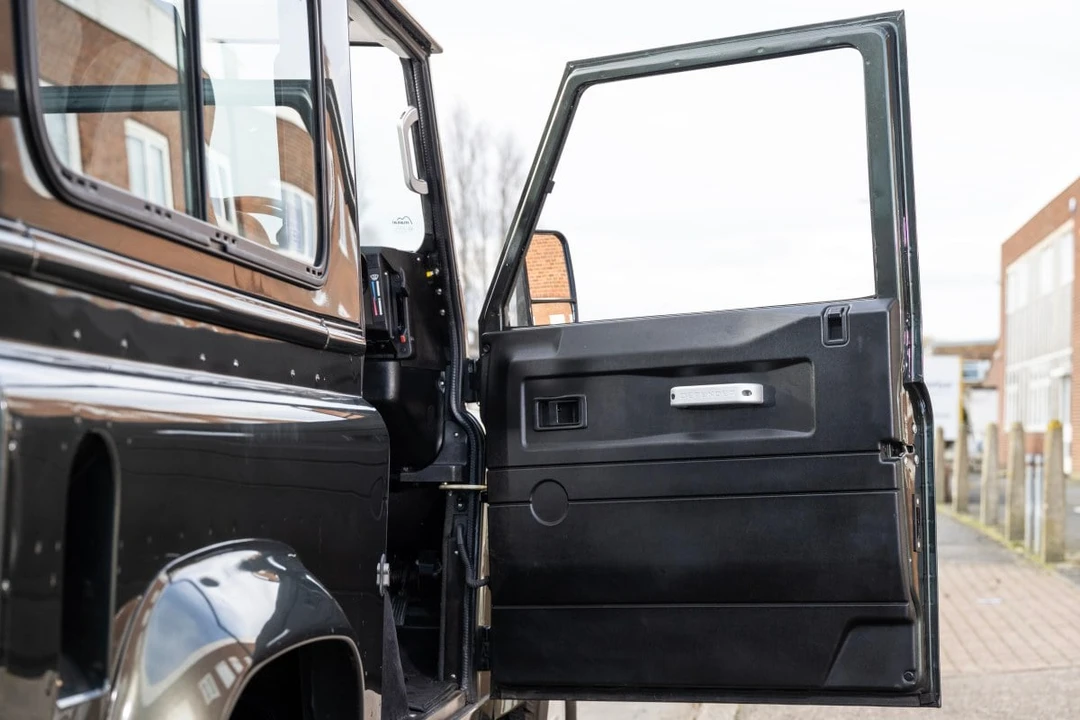 2005 Land Rover Defender 90 - Image 24 of 30