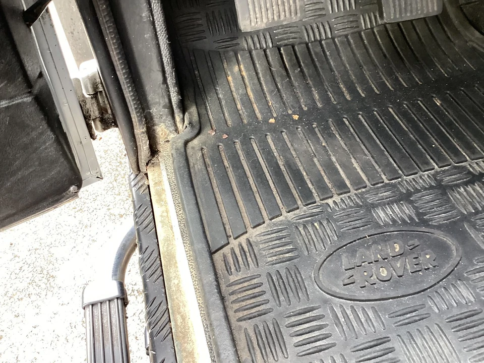 2005 Land Rover Defender 90 - Image 19 of 30