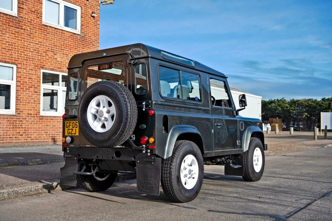 2005 Land Rover Defender 90 - Image 6 of 30