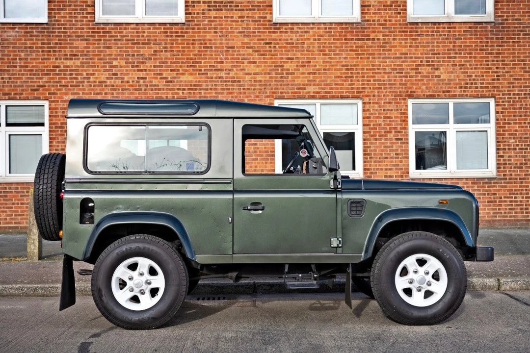 2005 Land Rover Defender 90 - Image 10 of 30