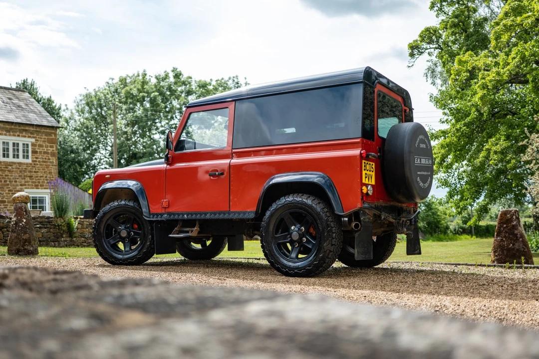 2005 Land Rover Defender 90 - Image 6 of 30
