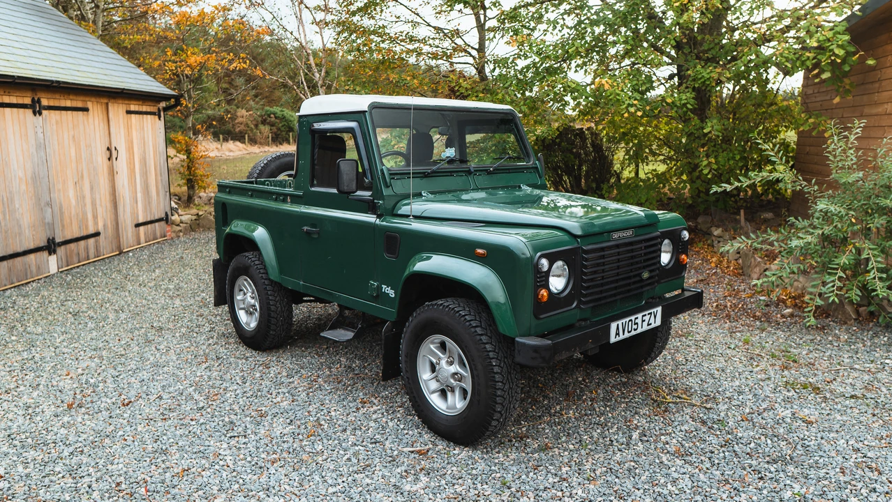 2005 Land Rover Defender 90 - Image 3 of 31