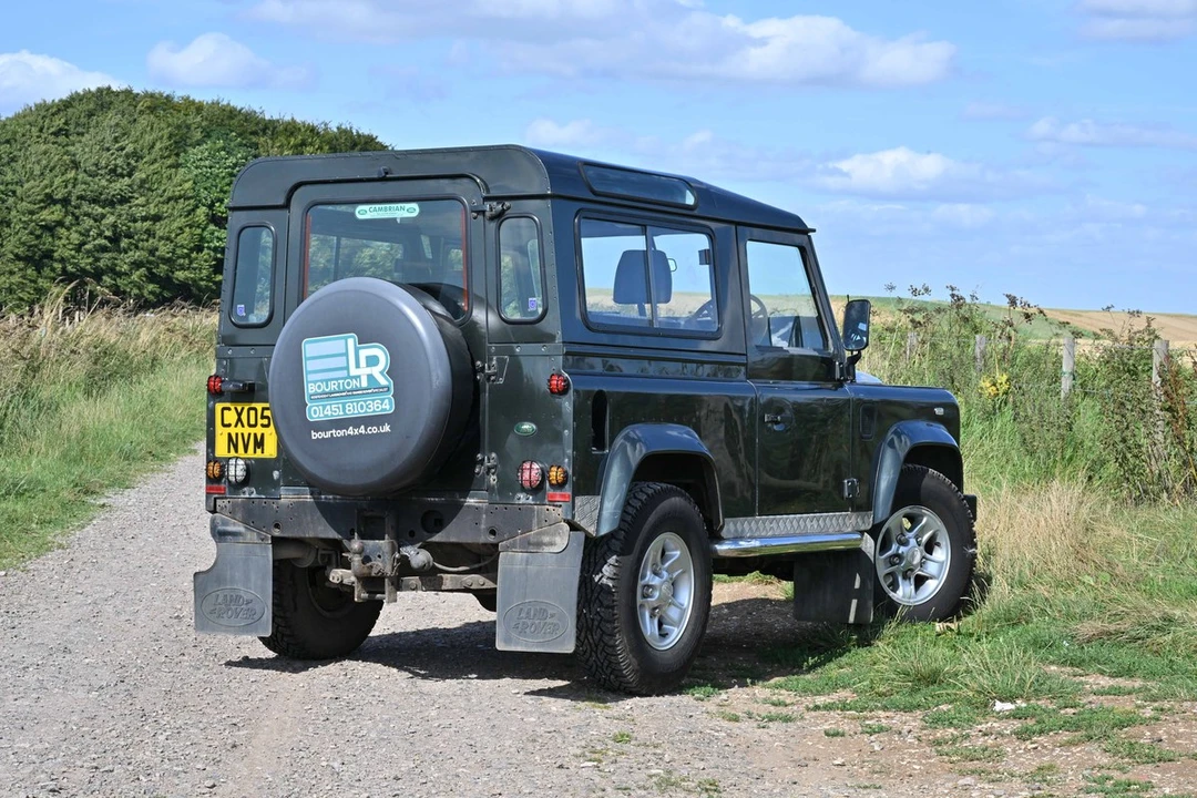 2005 Land Rover Defender 90 - Image 13 of 30