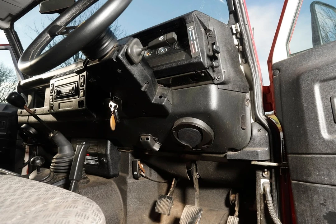 2005 Land Rover Defender 90 - Image 28 of 30
