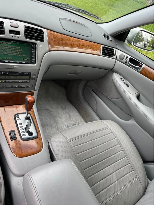 2005 Lexus ES 4th Gen - Image 12 of 20