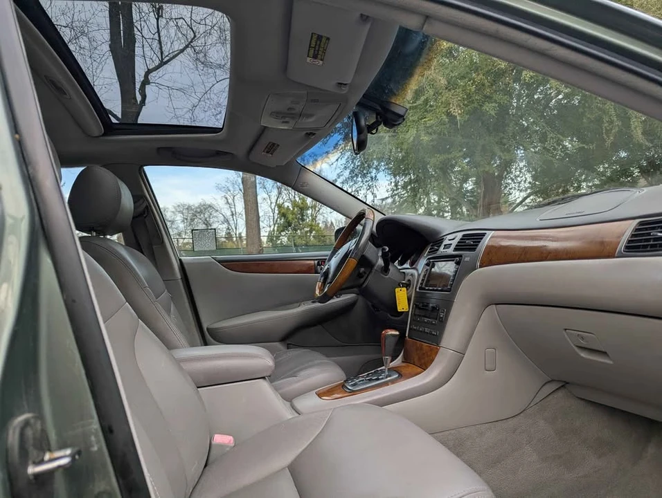 2005 Lexus ES 3rd Gen - Image 9 of 15