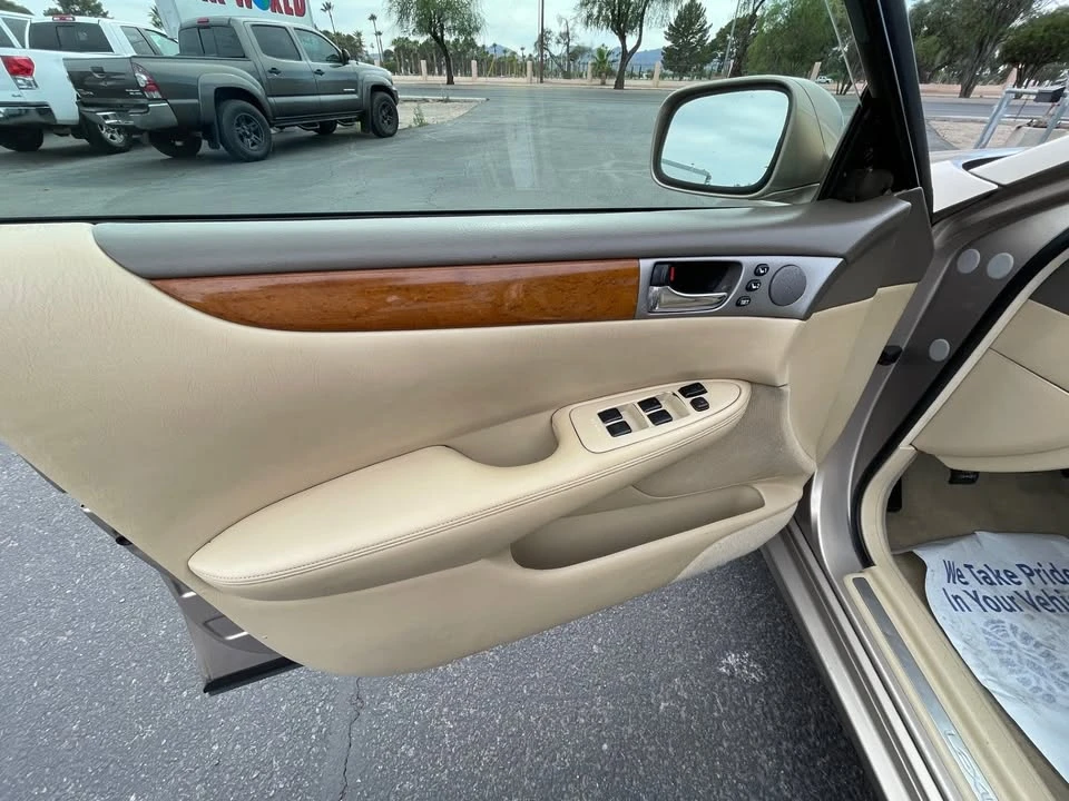 2005 Lexus ES 4th Gen - Image 12 of 20