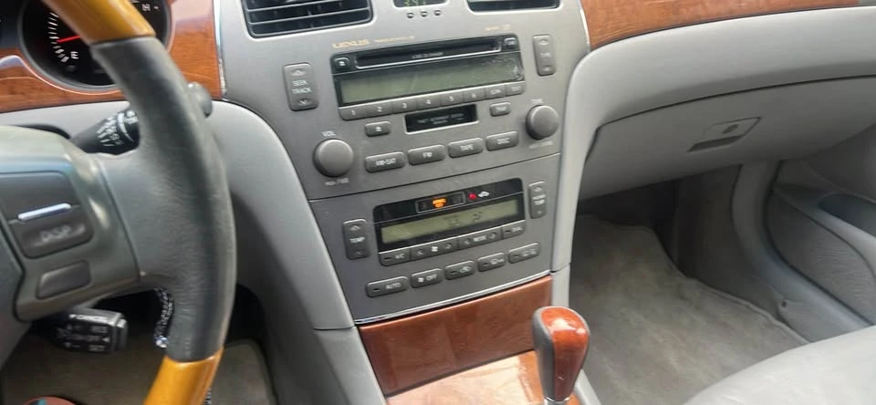 2005 Lexus ES 4th Gen - Image 10 of 15