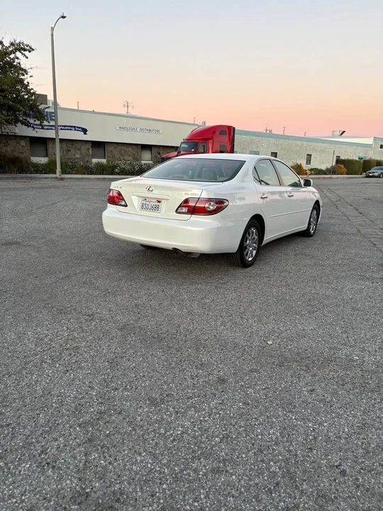 2005 Lexus ES 3rd Gen - Image 2 of 9