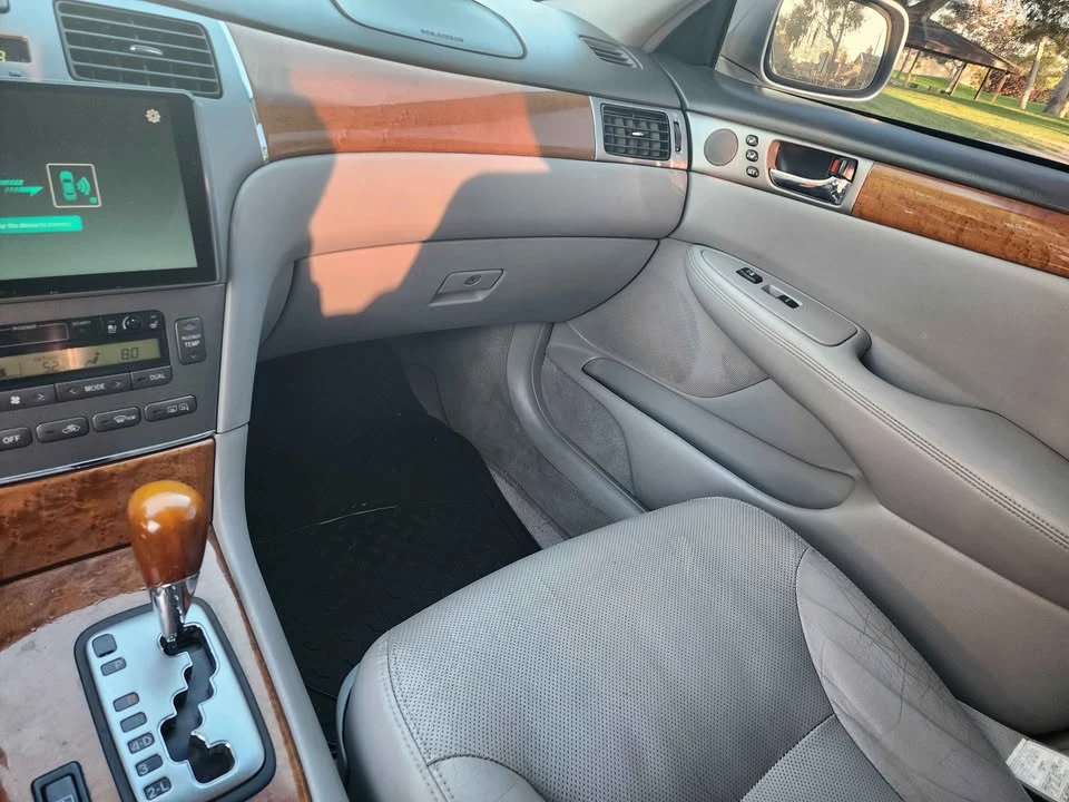 2005 Lexus ES 3rd Gen - Image 10 of 12