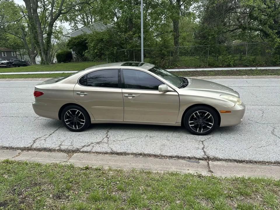2005 Lexus ES 4th Gen - Image 3 of 17