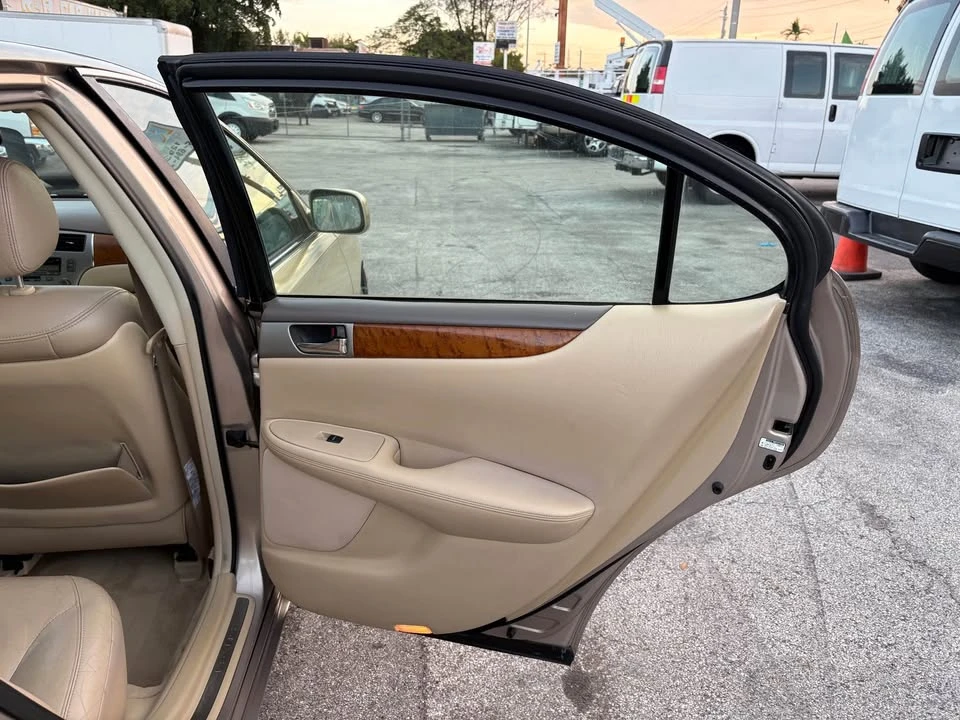 2005 Lexus ES 4th Gen - Image 15 of 20