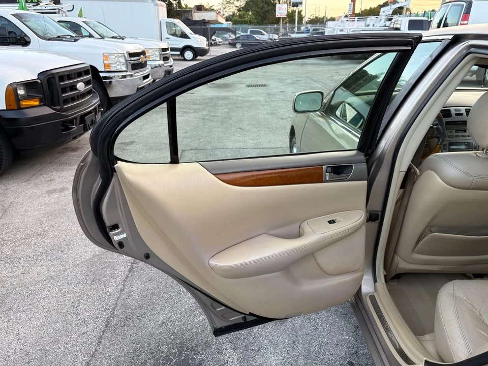 2005 Lexus ES 4th Gen - Image 11 of 20