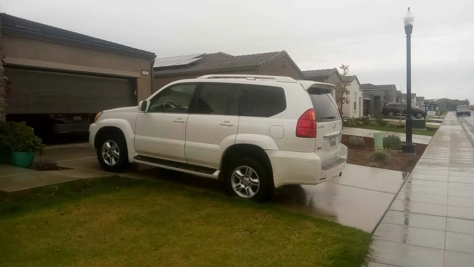 2005 Lexus GX 1st Gen - Image 2 of 13