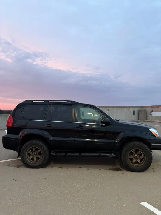 2005 Lexus GX 1st Gen - Image 3 of 15