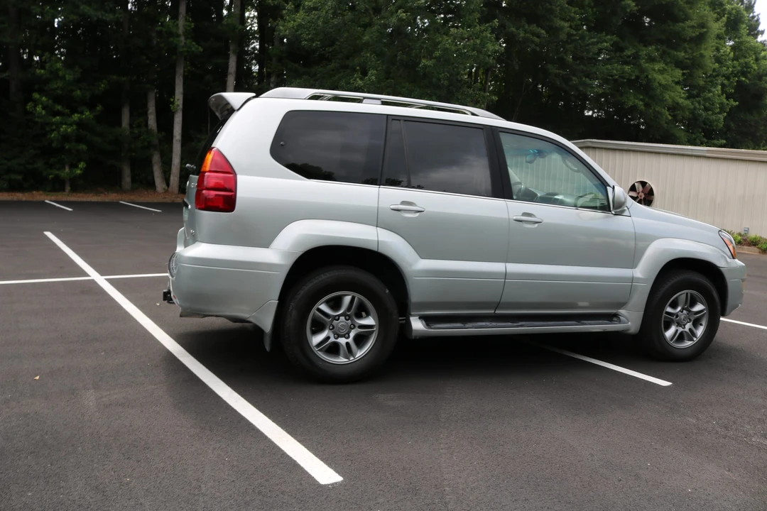 2005 Lexus GX 1st Gen - Image 25 of 31