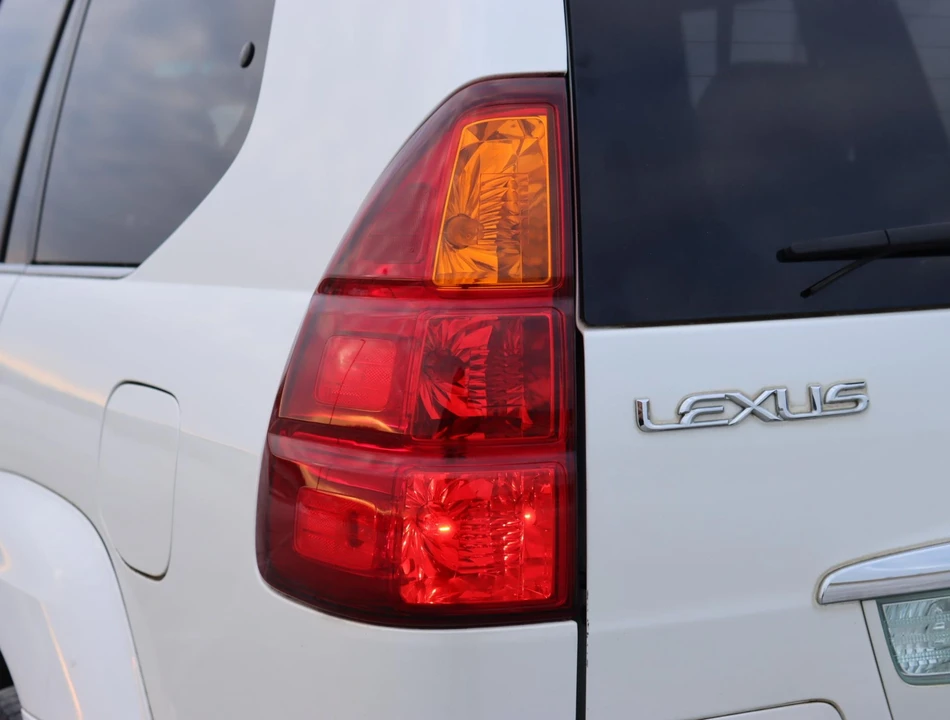 2005 Lexus GX 1st Gen - Image 16 of 31