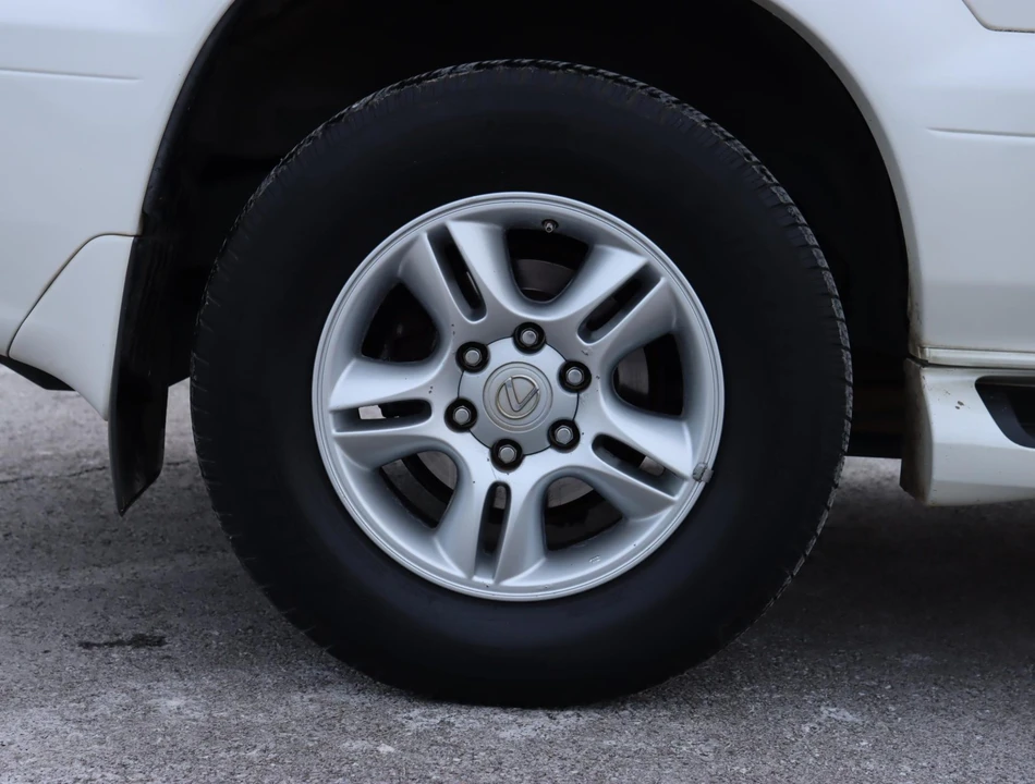 2005 Lexus GX 1st Gen - Image 28 of 31