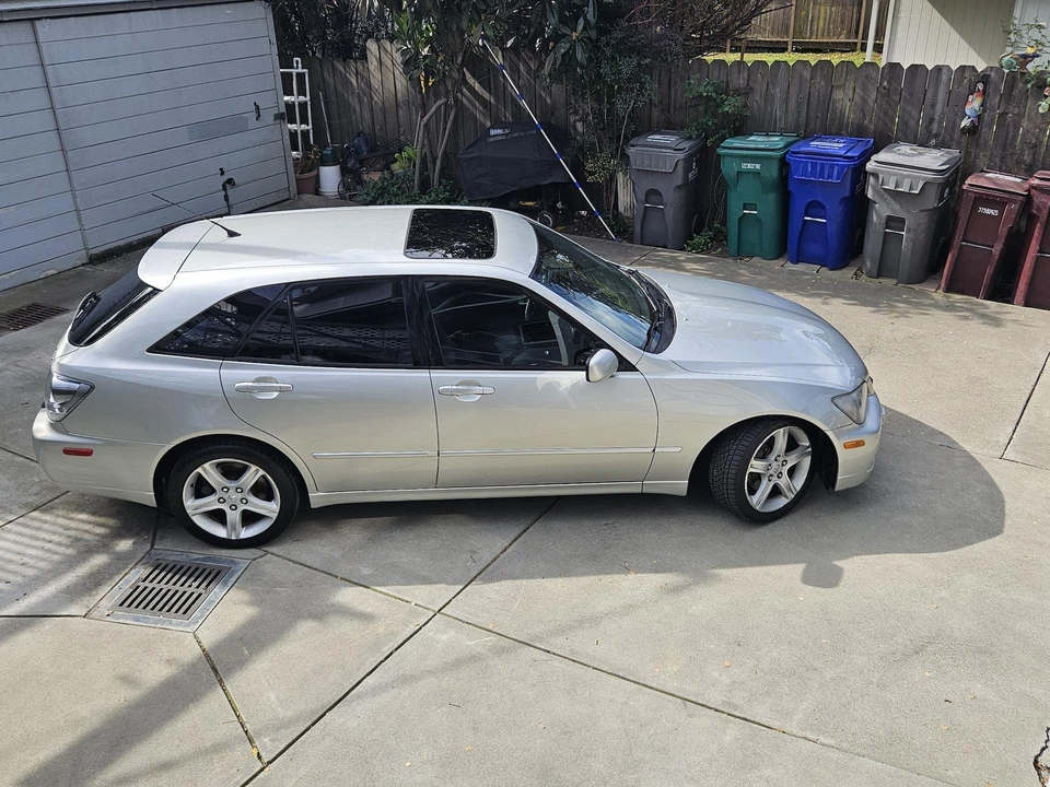2005 Lexus IS 1st Gen - Image 27 of 31